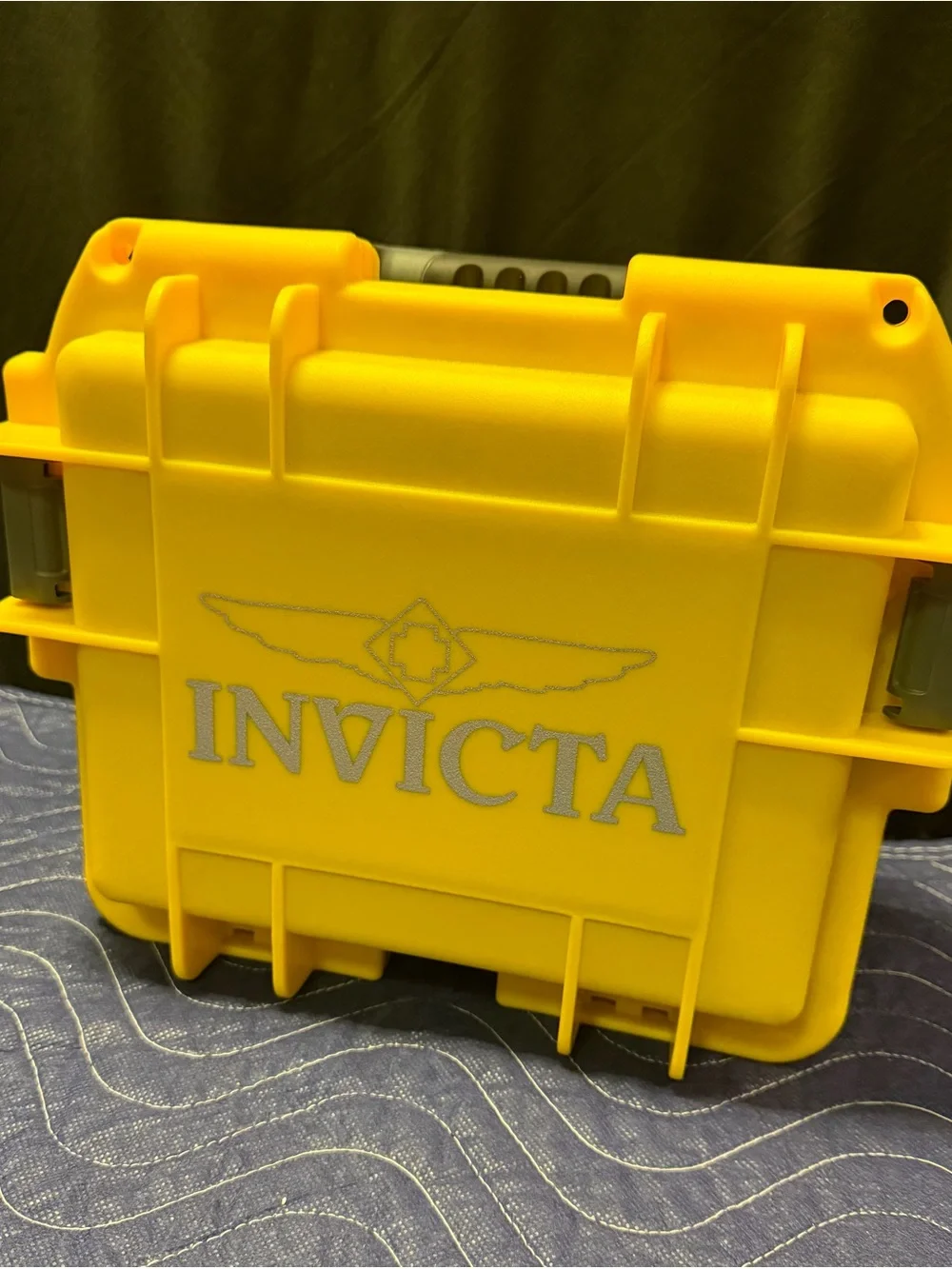 Invicta 3 Slots Yellow Resistant plastic case, no black bottom)